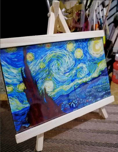 Pintura hecha a mano en 𝗠𝗶𝗻𝗶𝗰𝗮𝗯𝗮𝗹𝗹𝗲𝘁𝗲 "La noche estrellada" de Van Gogh. Técnica mixta; acrílico y estilógrafos sobre Papel Canson. 12CmX17.7Cm. Incluye barnizado. - Material: Minicaballete de madera, cubierta de vidrio.